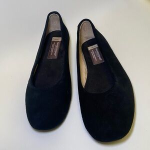 Like New black Manitobah mukluks ballet flats
